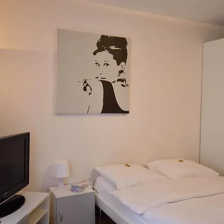 Executive - Crown 12 Zurich